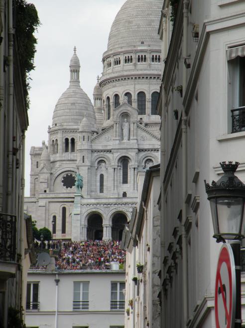  Le Sacré-Coeur, vu depuis la rue Briquet